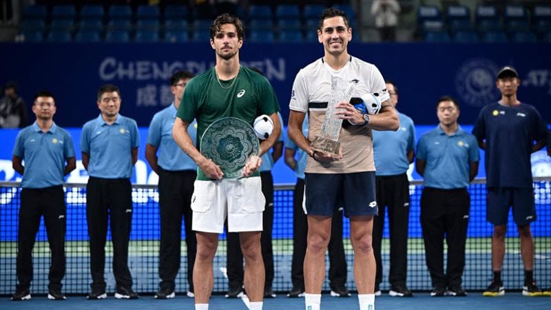 Musetti e Tabilo durante la premiazione del torneo ATP di Chengdu.