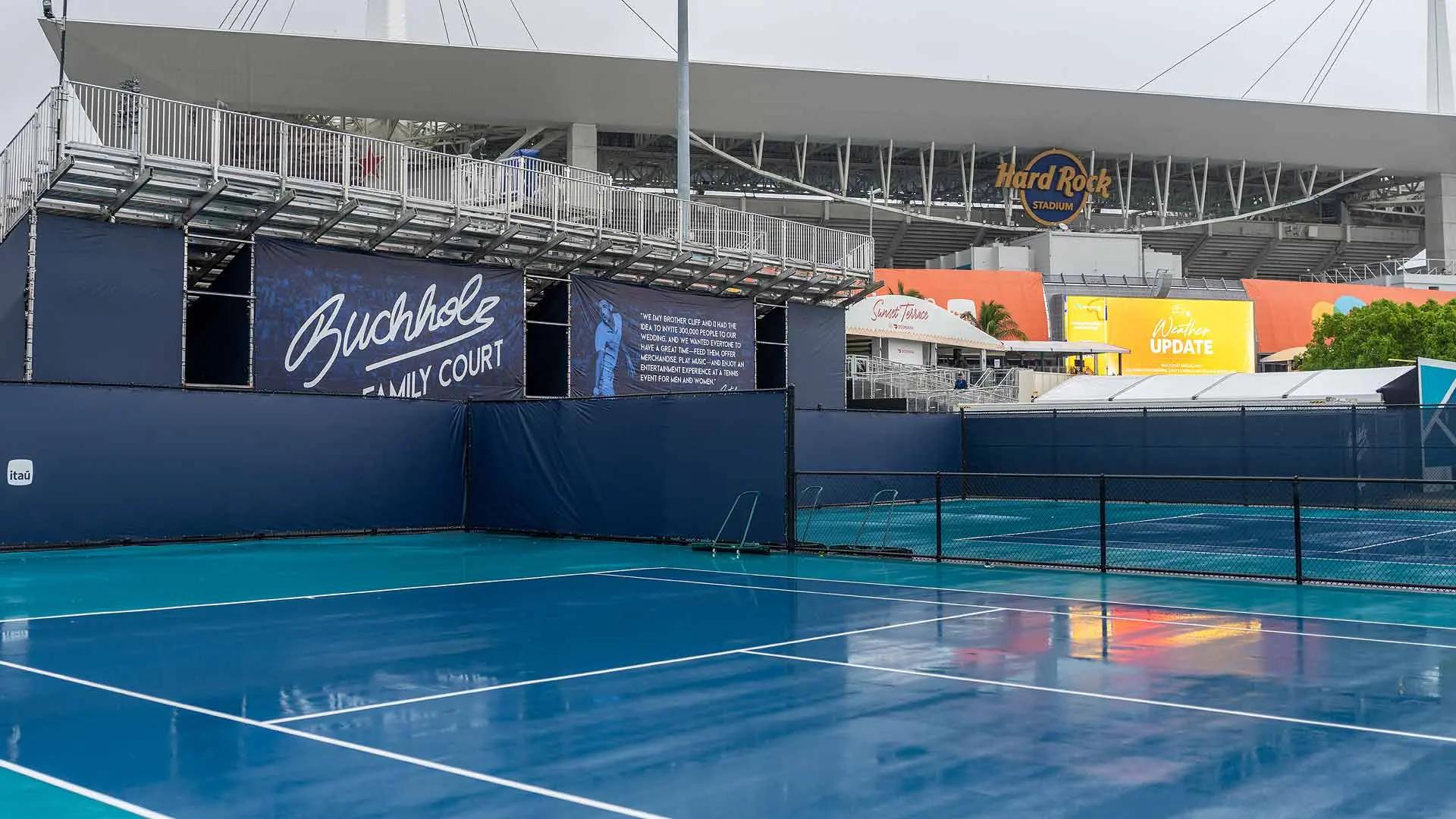 Tennisplatz der Miami Open im Regen