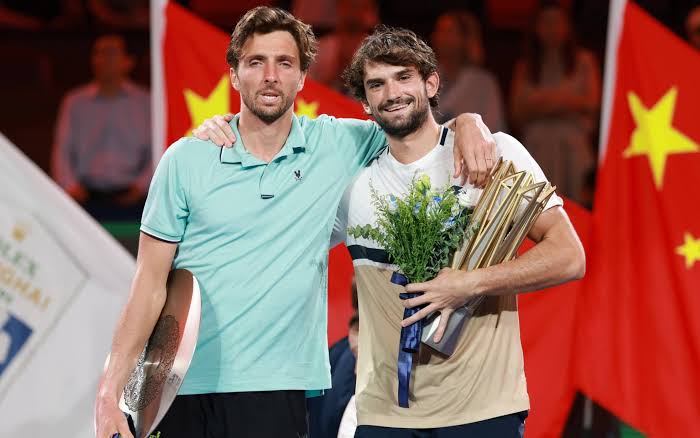 Vacherot e Rinderknech durante la premiazione del Masters 1000 di Shanghai.