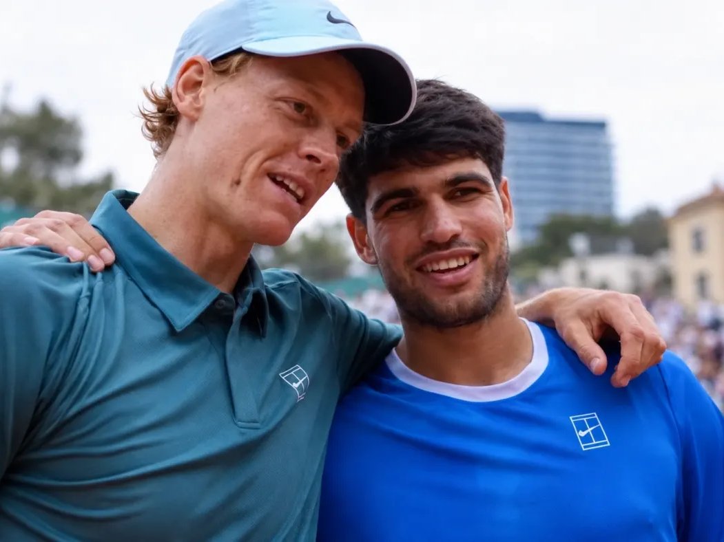 Sinner e Alcaraz si abbracciano dopo la finale a Monte Carlo 2026
