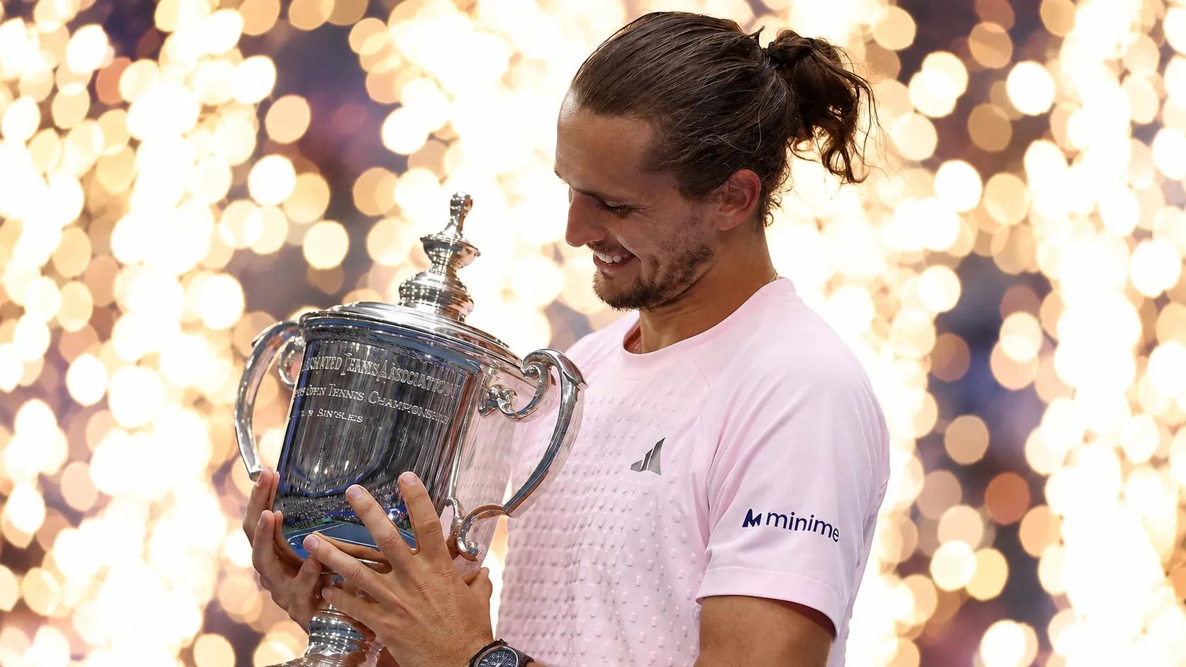 Zverev con in mano il trofeo di US Open 2026