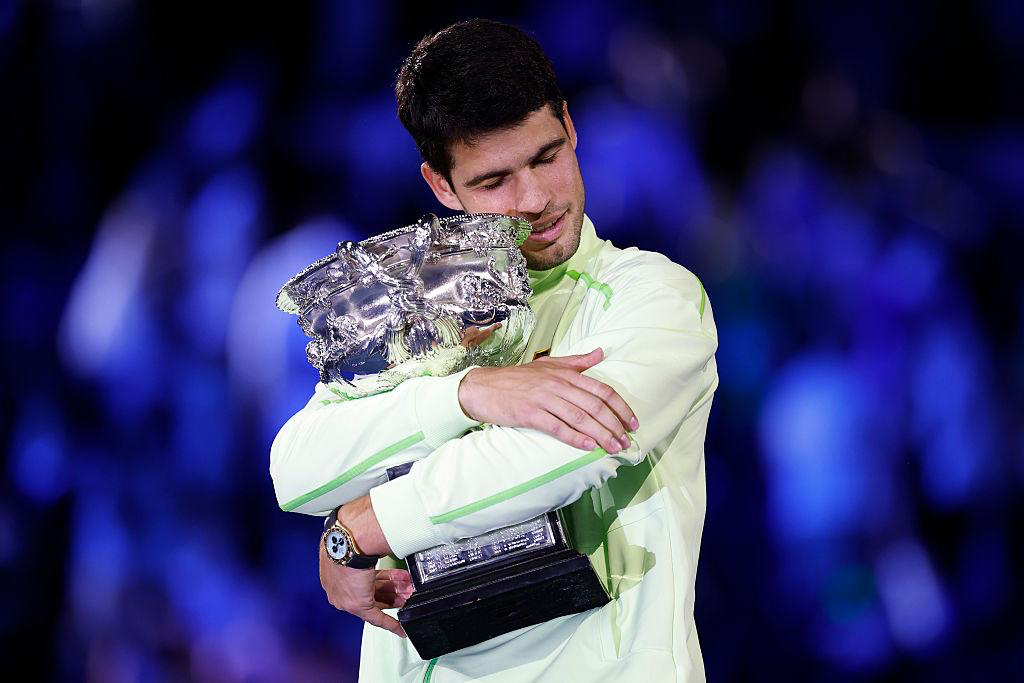 Carlos Alcaraz umarmt die Trophäe nach dem Sieg bei den Australian Open (Autor: Darrian Traynor | Danksagung: Getty Images Copyright: 2026 Getty Images)