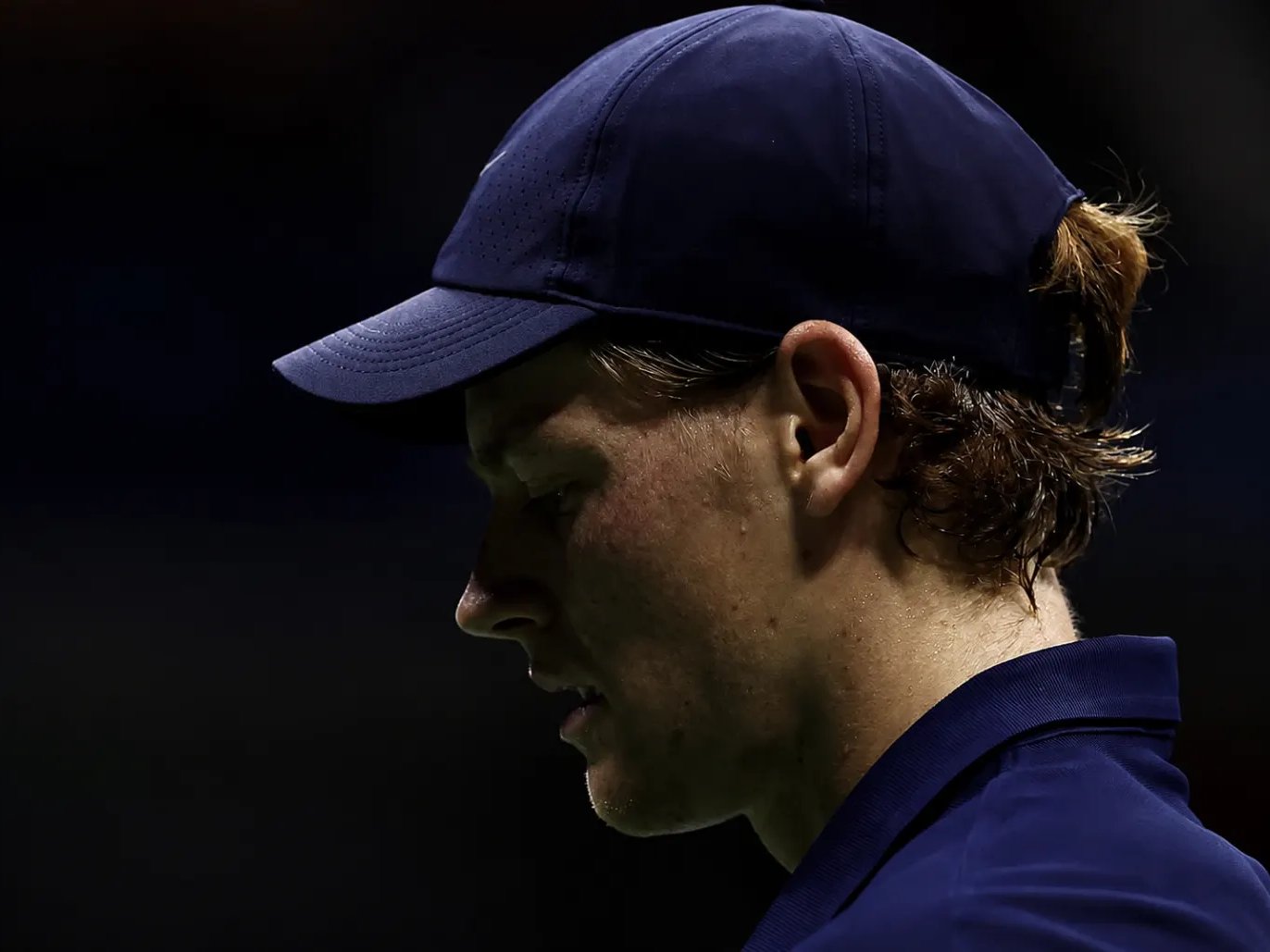 Sinner Salta lo US Open: Il Ginocchio Destro Non Guarisce