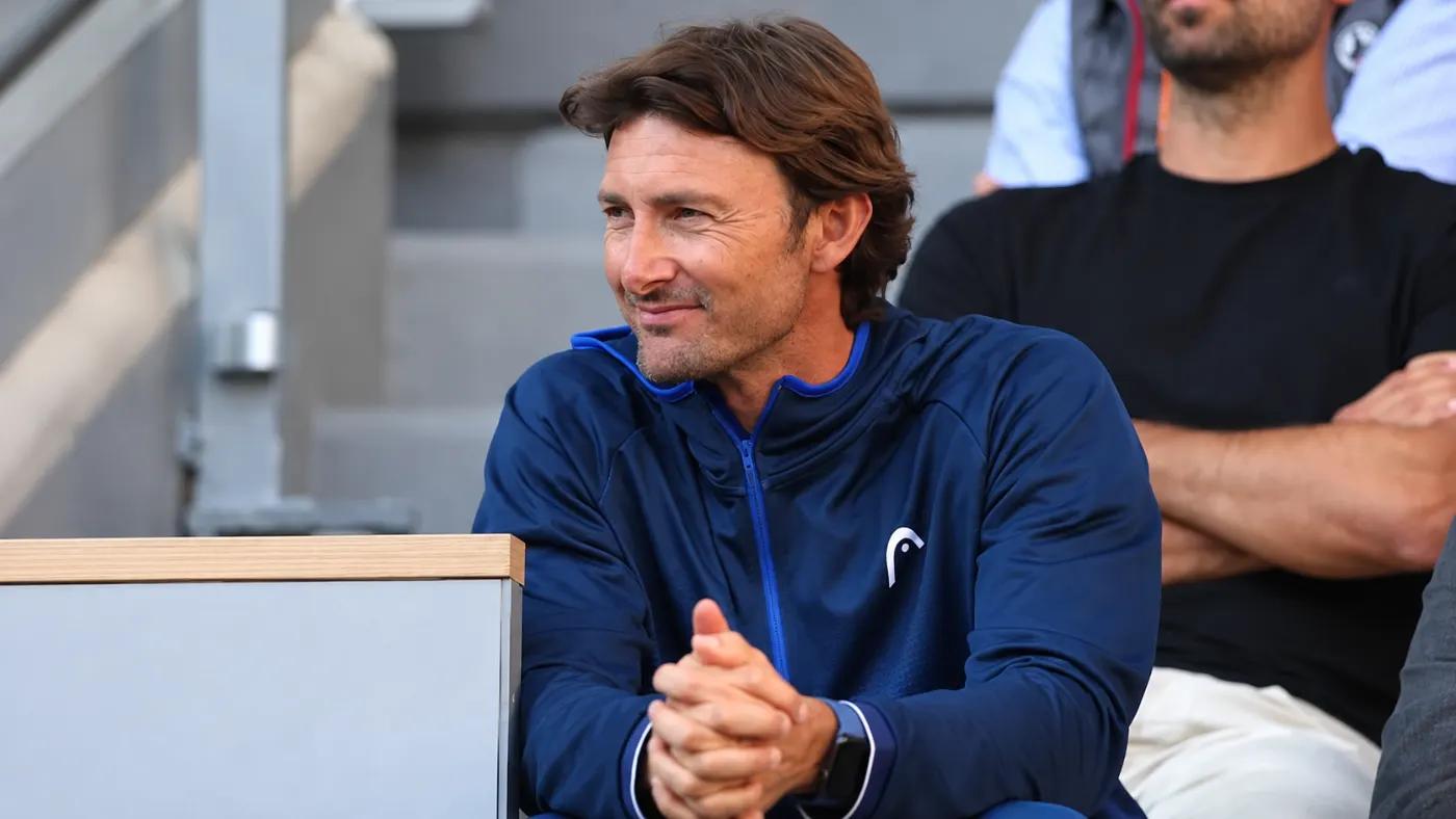 Juan Carlos Ferrero seduto in panchina