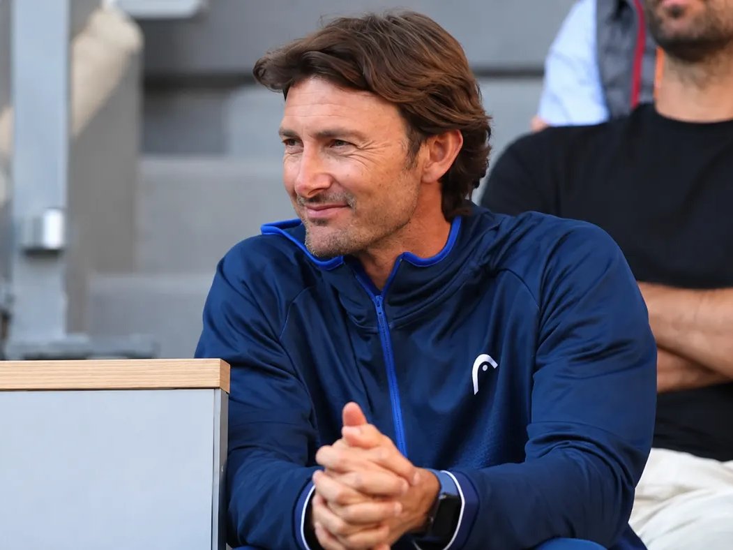 Juan Carlos Ferrero seduto in panchina