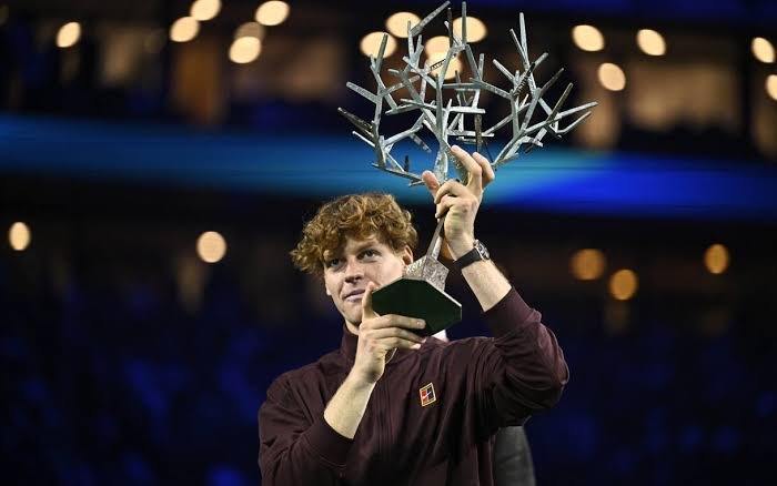 Sinner alza il trofeo dopo il successo al Masters 1000 di Parigi