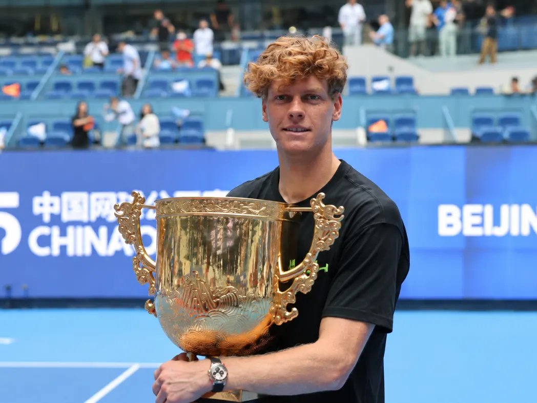 Sinner mit der 2025 in Peking gewonnenen Trophäe