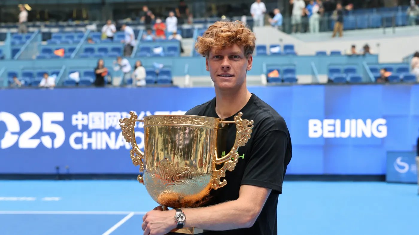 Sinner mit der 2025 in Peking gewonnenen Trophäe