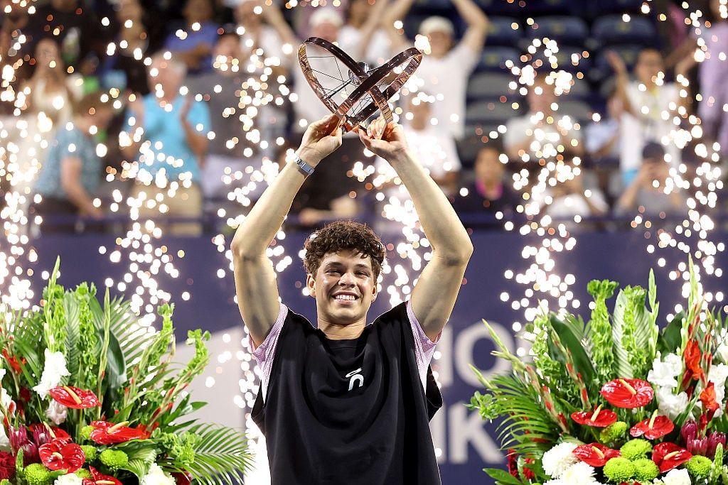 Shelton alza il trofeo dopo la vittoria al Masters 1000 di Toronto