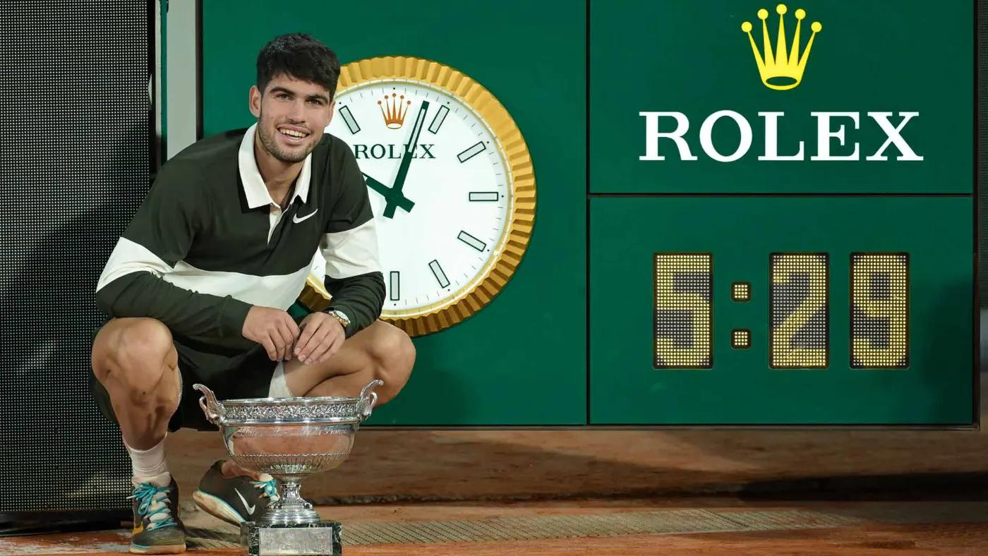 Alcaraz davanti al tabellone con l'orario della finale del Roland Garros 2025