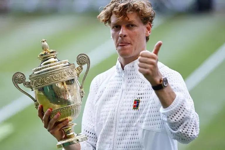 Jannik Sinner con il mano il trofeo del secondo Wimbledon
