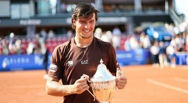 Darderi alza il trofeo dello Swedish Open dopo la vittoria