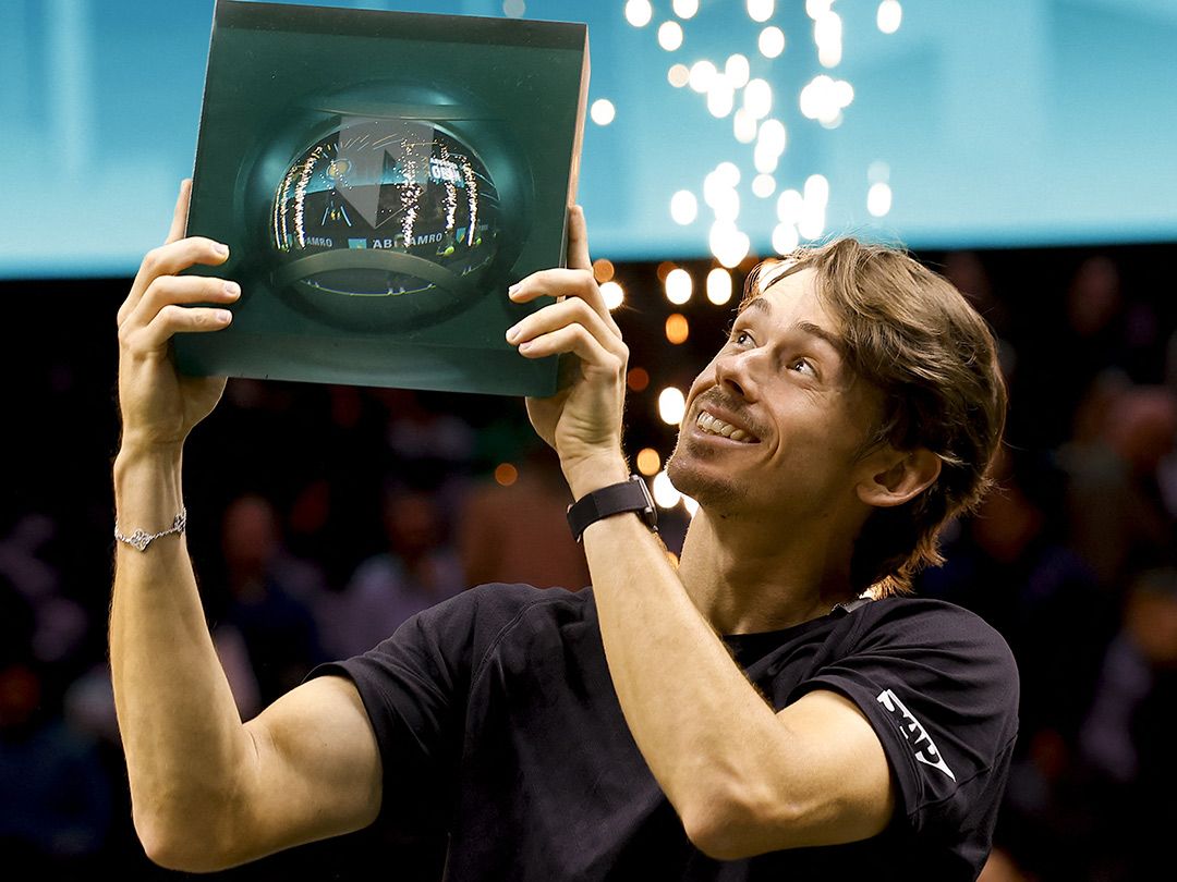 De Minaur hebt begeistert die Rotterdam-Trophäe