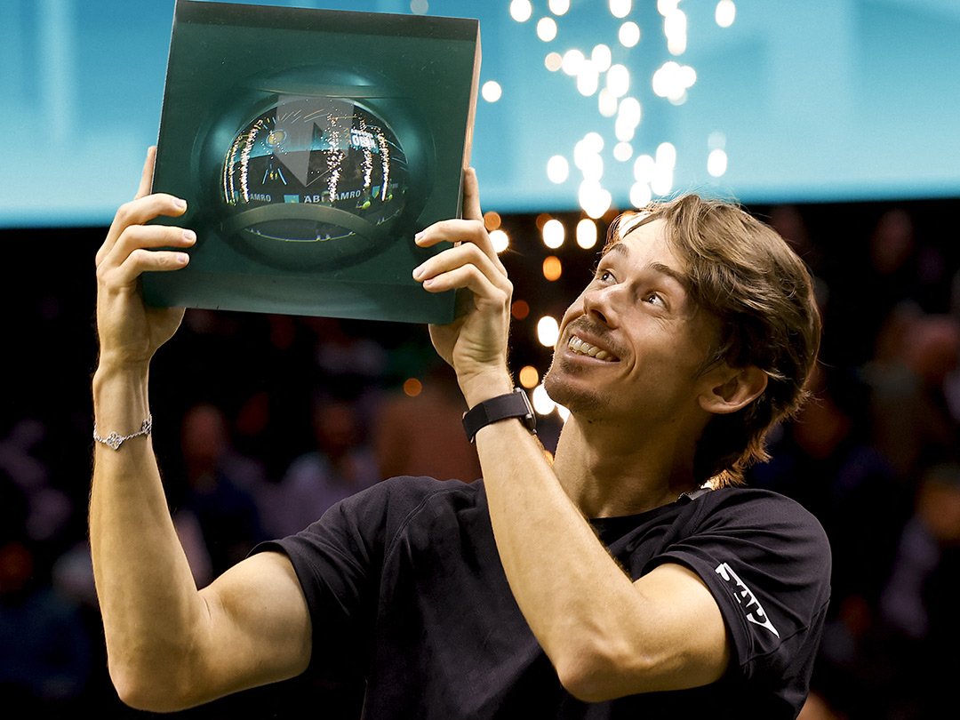 De Minaur hebt begeistert die Rotterdam-Trophäe