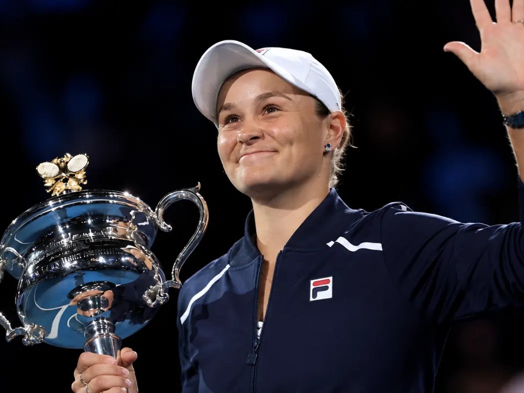 Ashleigh Barty con la coppa dell'Australian Open 2022