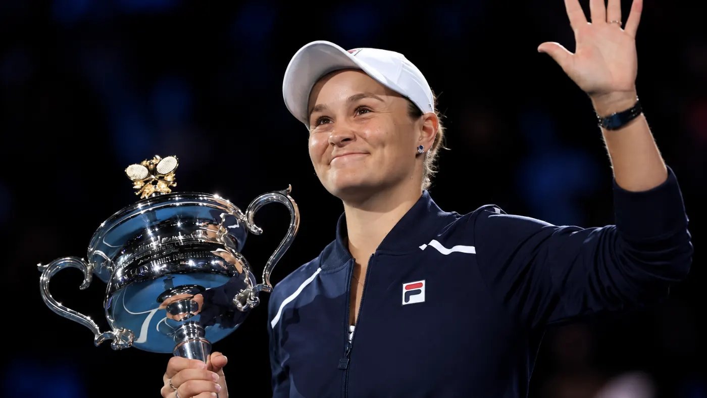 Ashleigh Barty mit der Trophäe der Australian Open 2022