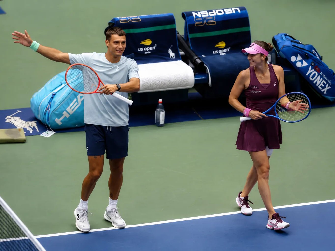 Cobolli und Bencic im Halbfinale: Zverev und Alcaraz im Mixed ausgeschieden