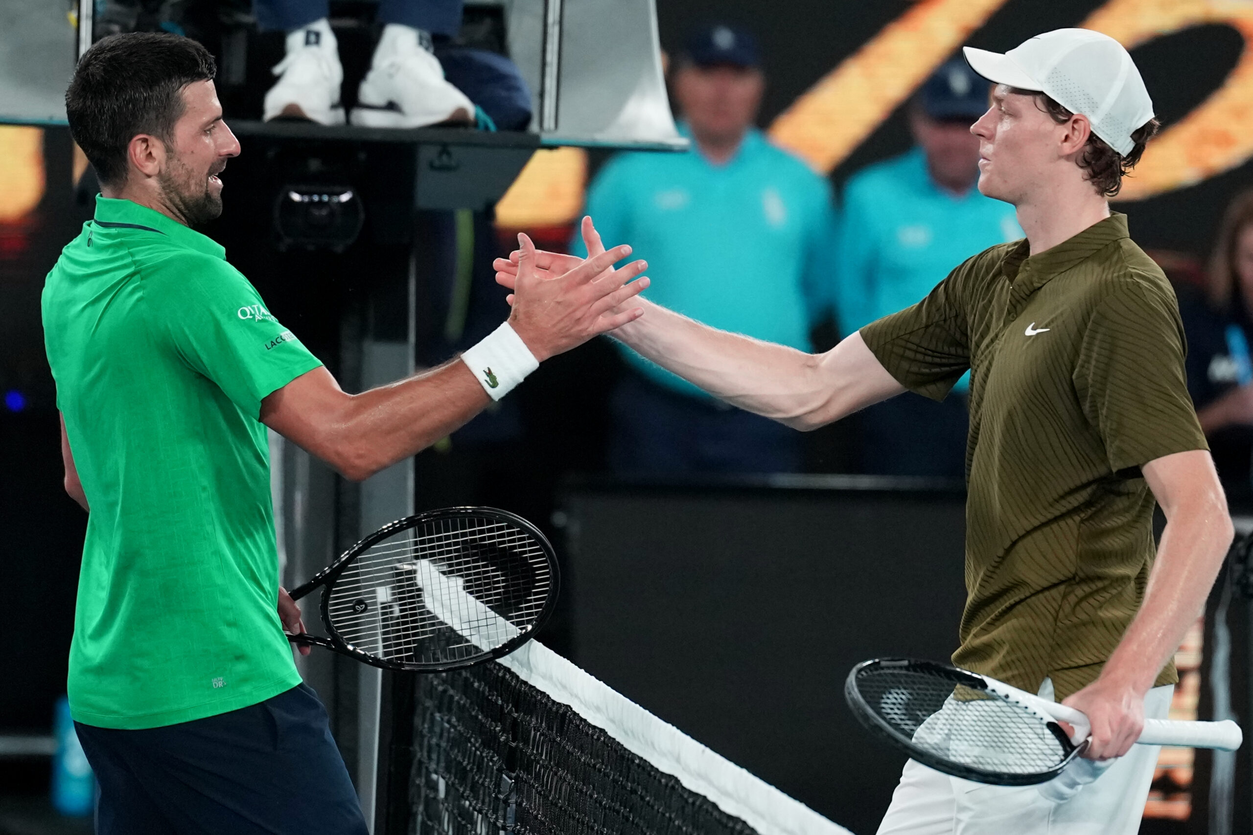 Handschlag zwischen Djokovic und Sinner nach dem Halbfinale der Australian Open