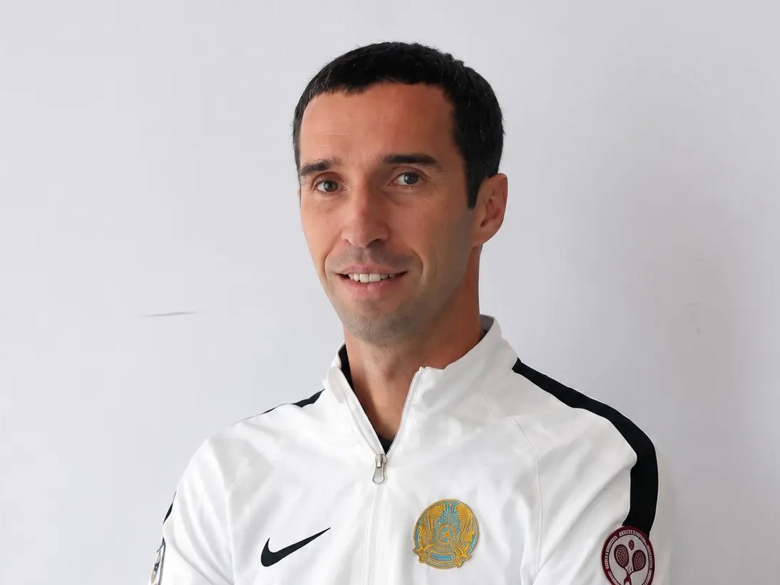 Mikhail Kukushkin con la camiseta de Kazajistán