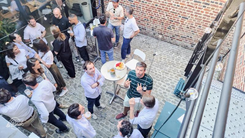 Postes de travail équipés au coworking laBarak, fibre 1 Gbit