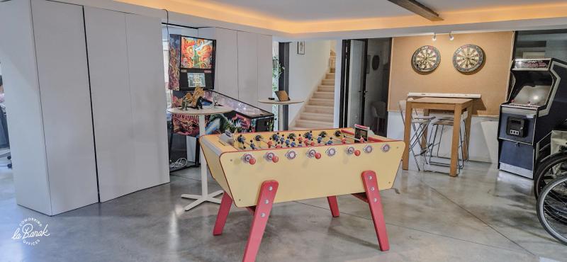 Terrasse extérieure du coworking laBarak, espace détente en plein air