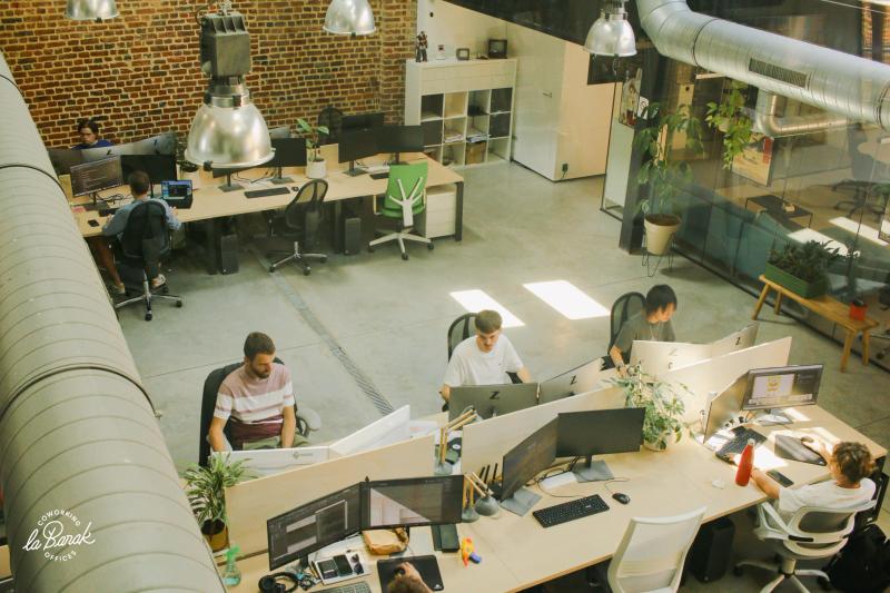 Salle de coworking laBarak avec lumière naturelle, Saint-André-lez-Lille
