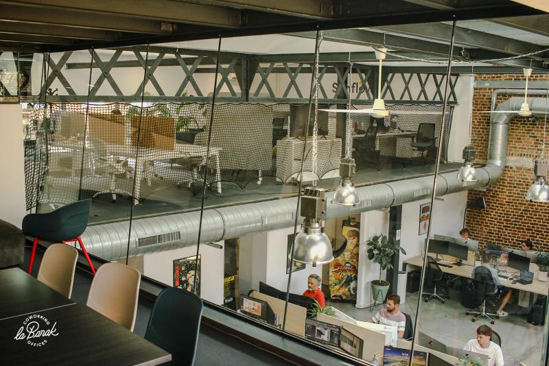 Open space lumineux du coworking laBarak, postes de travail en espace partagé