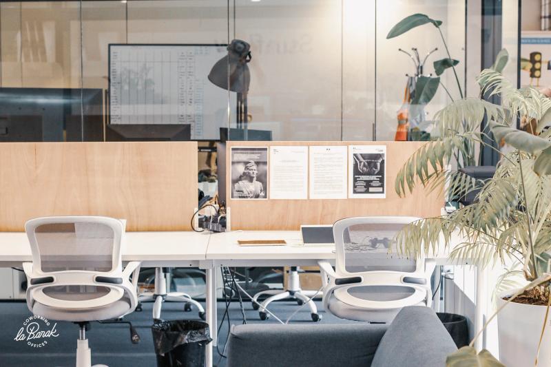 Espace commun du coworking laBarak, tables et chaises de travail