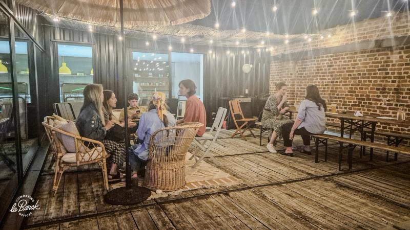 Open space du coworking laBarak, vue dégagée et lumineuse