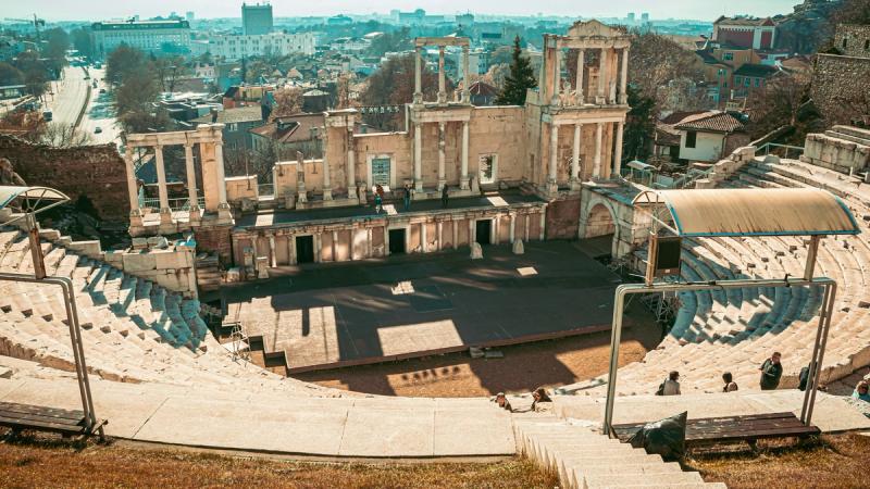 Teatrul Antic din Philippopolis din Plovdiv, Bulgaria, cu tribune din piatră și ruine romane.