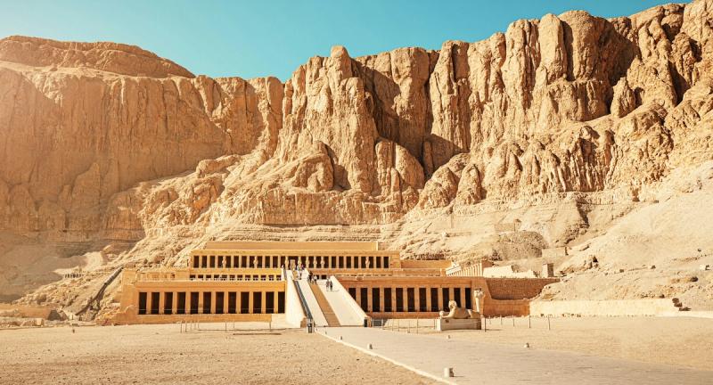 Templul Reginei Hatshepsut din Luxor, Egipt, construit la poalele stâncilor deșertice.