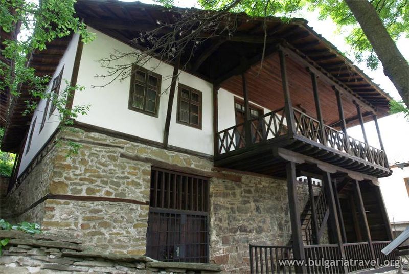 Muzeul Etnografic din Lovech, Bulgaria, într-o casă tradițională cu lemn și piatră.
