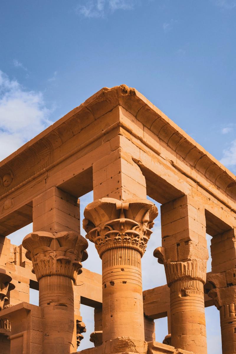 Coloane decorate din Templul Philae, Aswan, Egipt, sub cer senin albastru.
