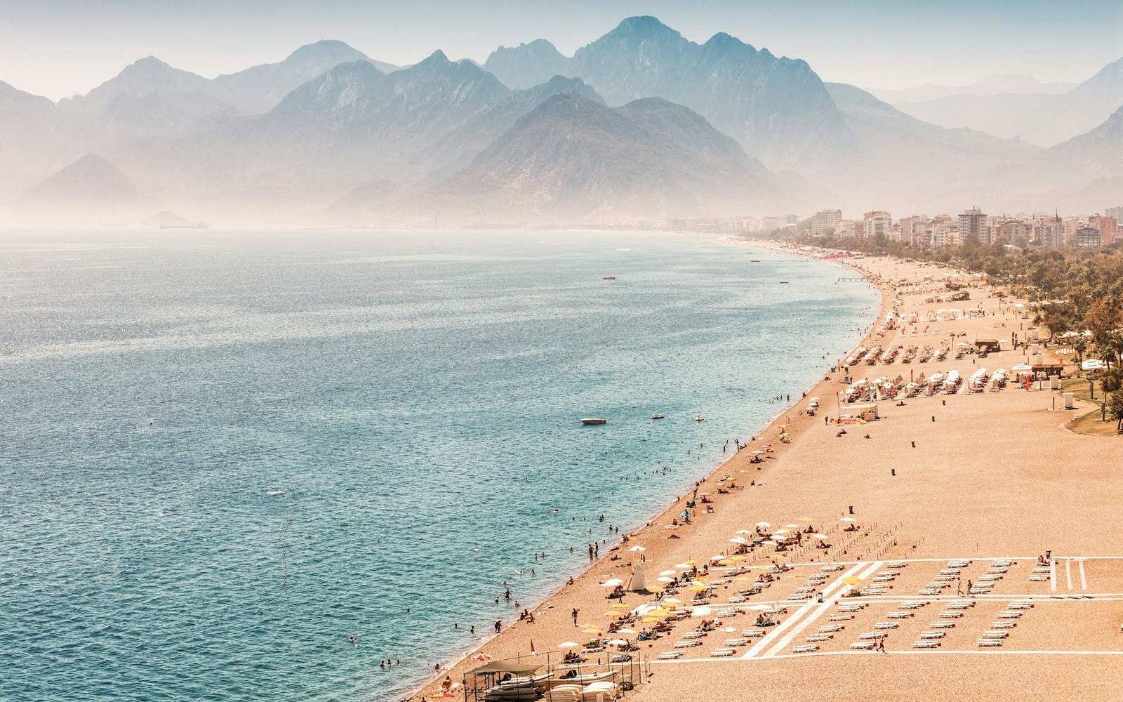 Konyaaltı Beach in Antalya, with the Taurus Mountains behind