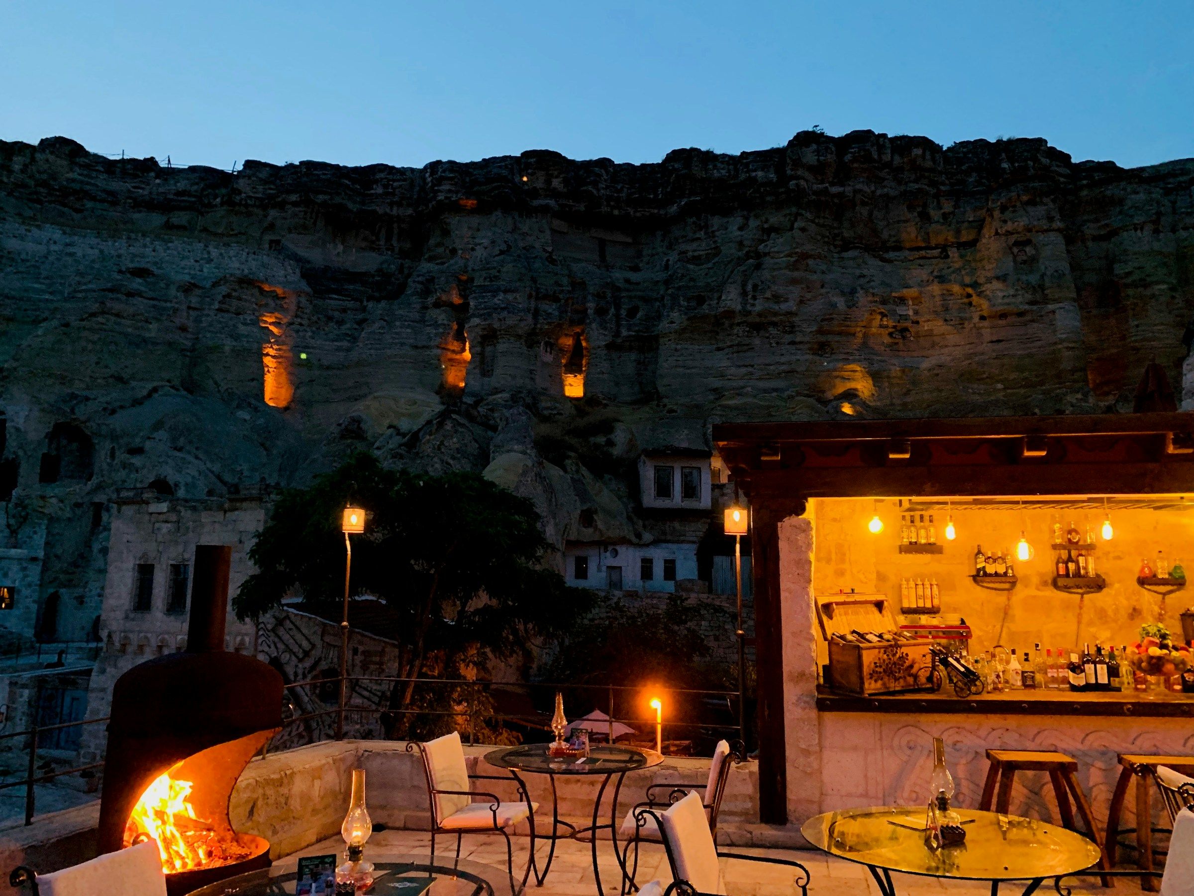 Terasa unui hotel-peșteră din Cappadocia, seara