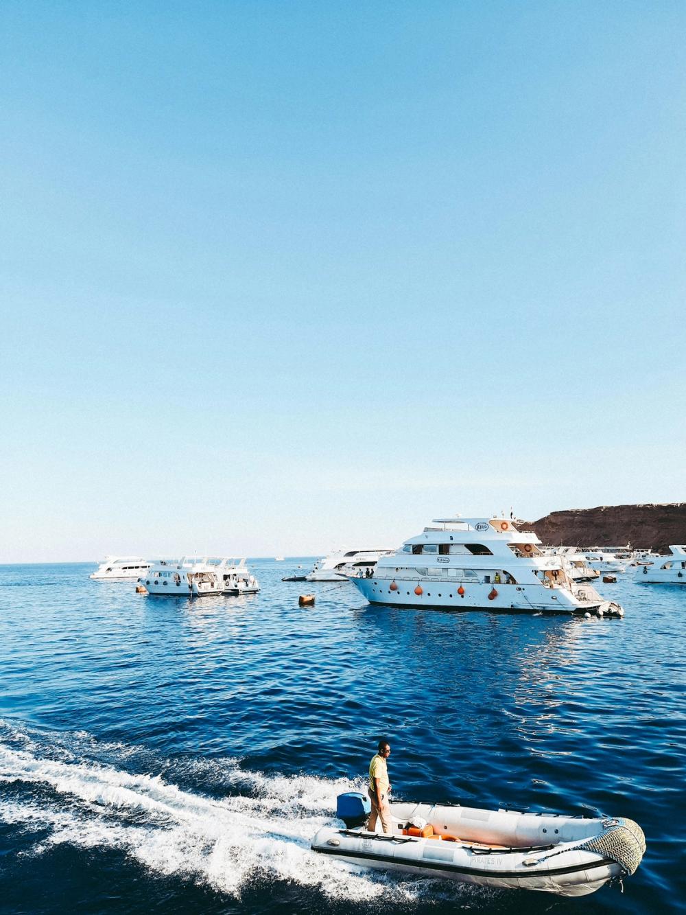 Barcă rapidă și iahturi pe Marea Roșie în Sharm El Sheikh, Egipt, într-o zi senină.