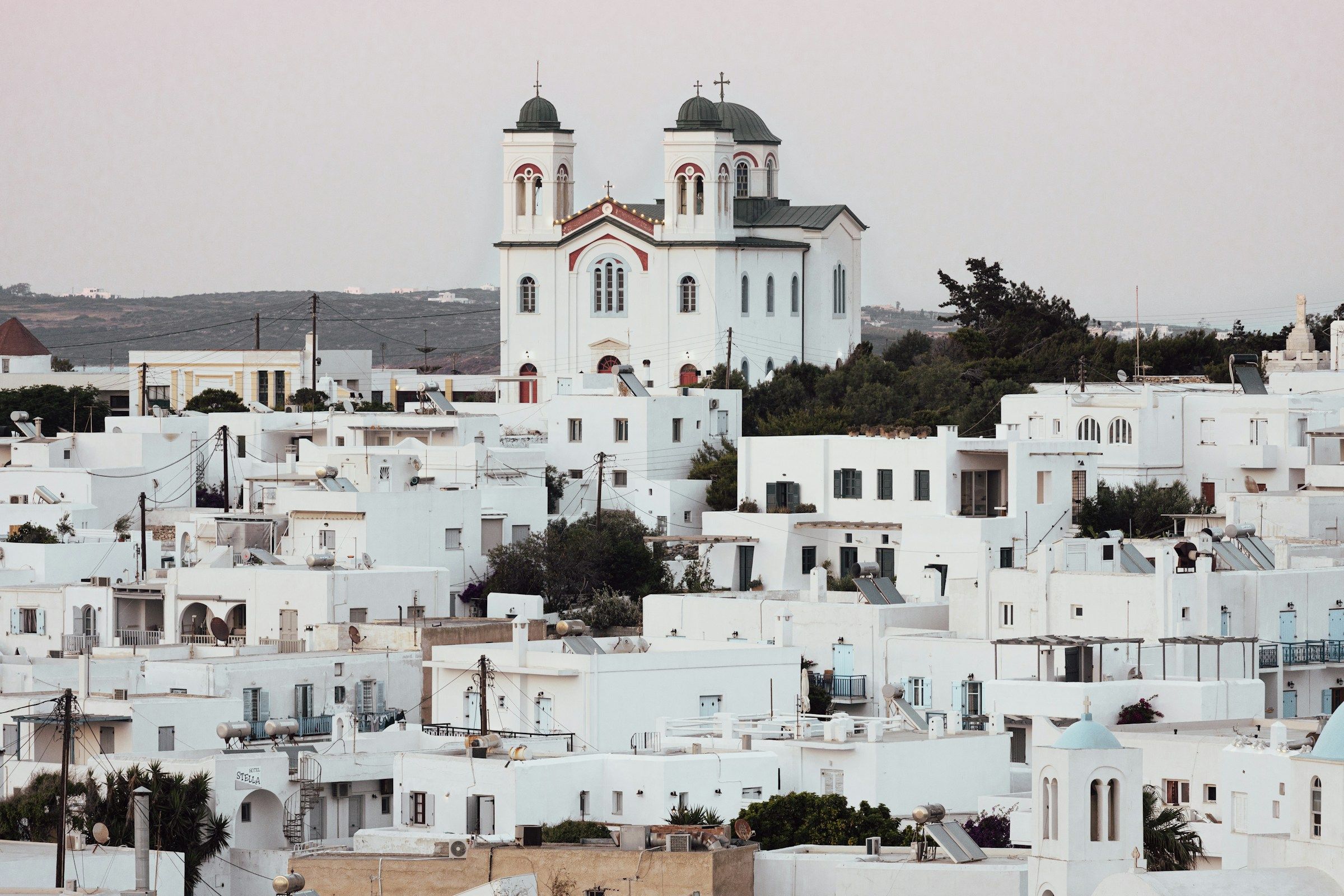 Case albe și biserică în Paros