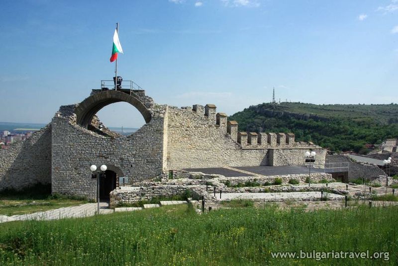 Cetatea Hisarya din Lovech, Bulgaria, cu ziduri de piatră și steagul bulgar arborat.