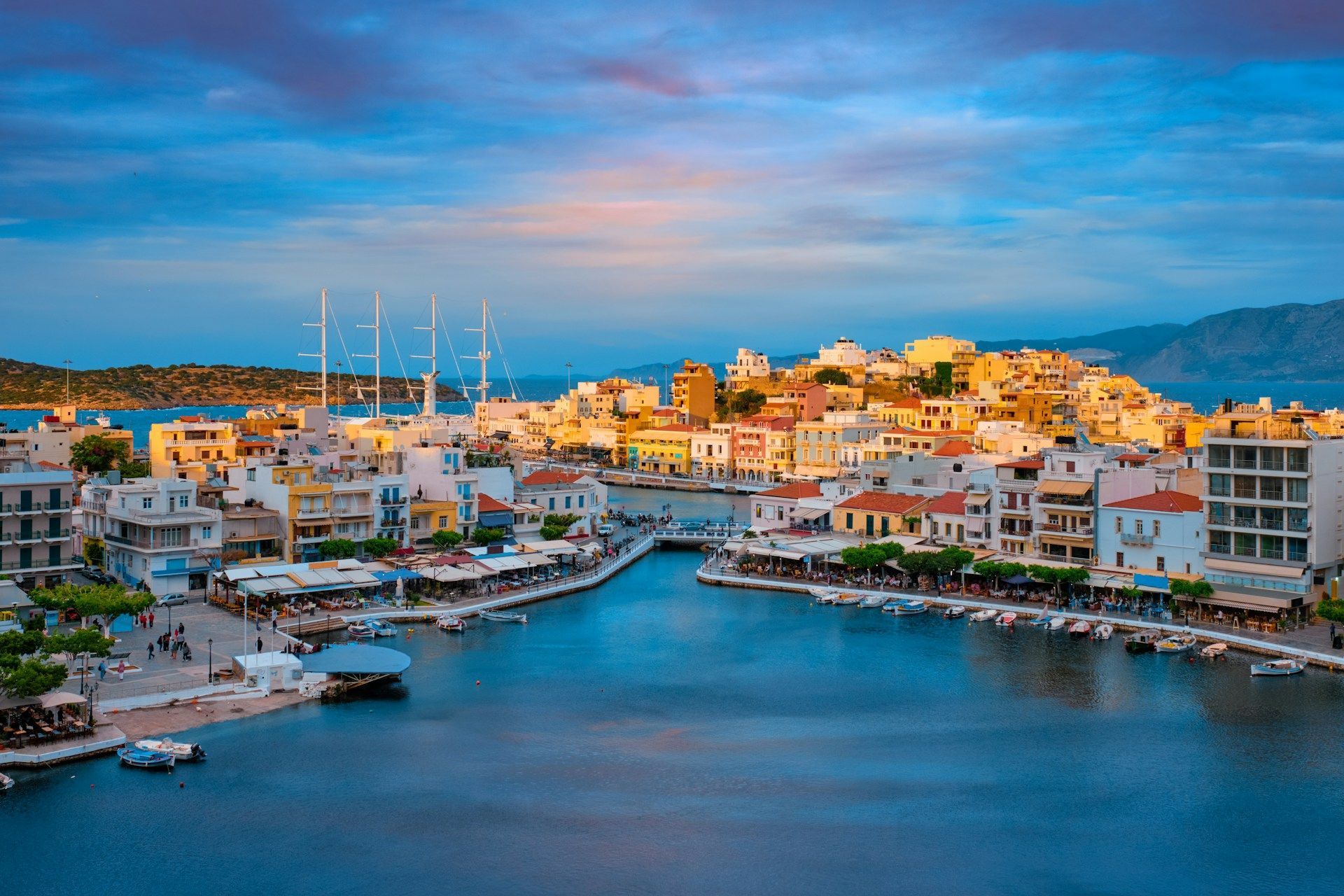 Portul din Agios Nikolaos, Creta, la căderea serii