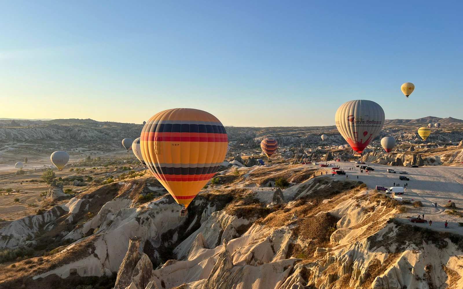 Baloane cu aer cald deasupra stâncilor din Cappadocia