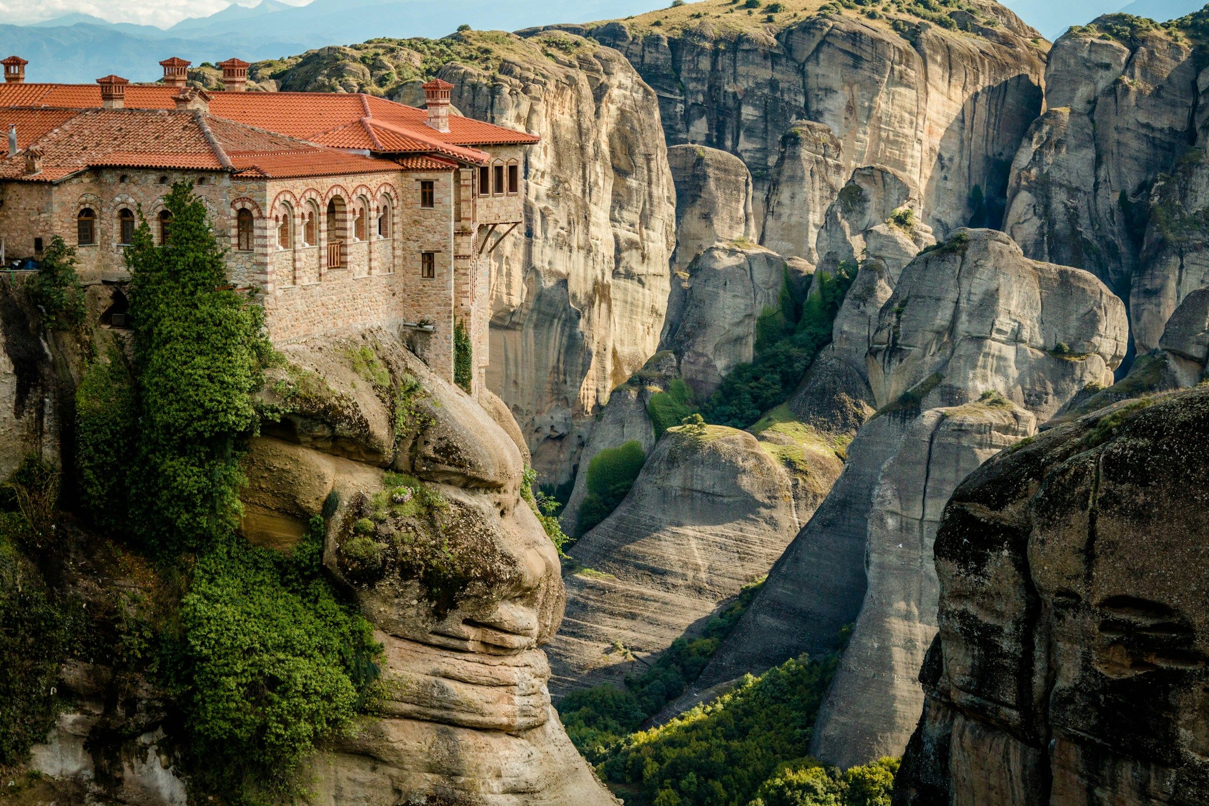 O mănăstire de la Meteora, pe vârful unei stânci