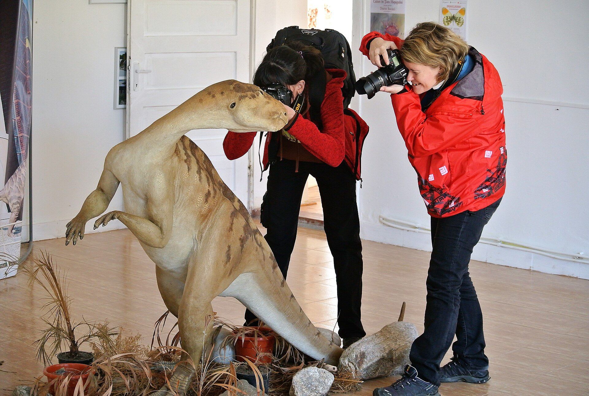 Visitors at a dinosaur model in the Hațeg Country Geopark
