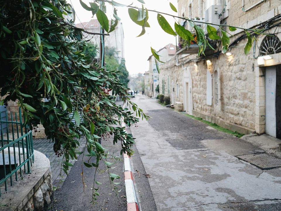 Stradă liniștită cu case de piatră în Ierusalim