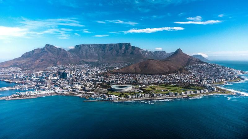 Vedere aeriană a orașului Cape Town, Africa de Sud, cu Table Mountain și oceanul în fundal.
