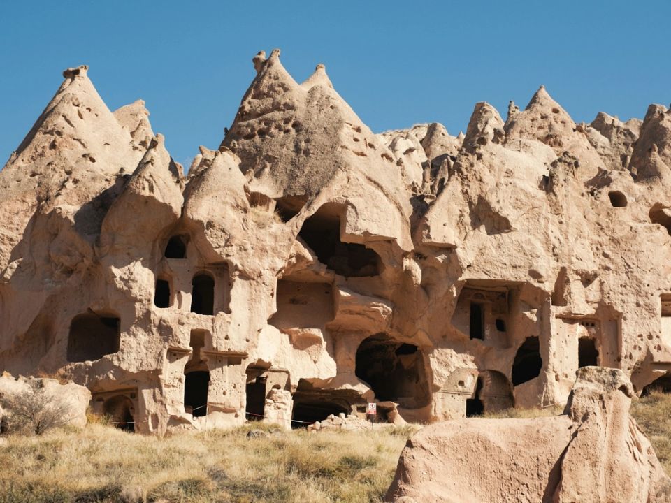 Hornuri de zână și locuințe săpate în stâncă în Cappadocia