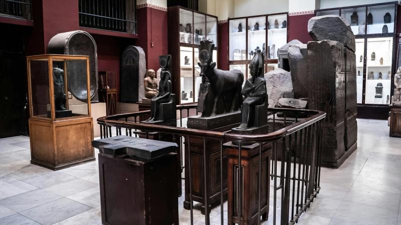 Interiorul Grand Egyptian Museum din Cairo, cu statui faraonice și artefacte antice expuse.