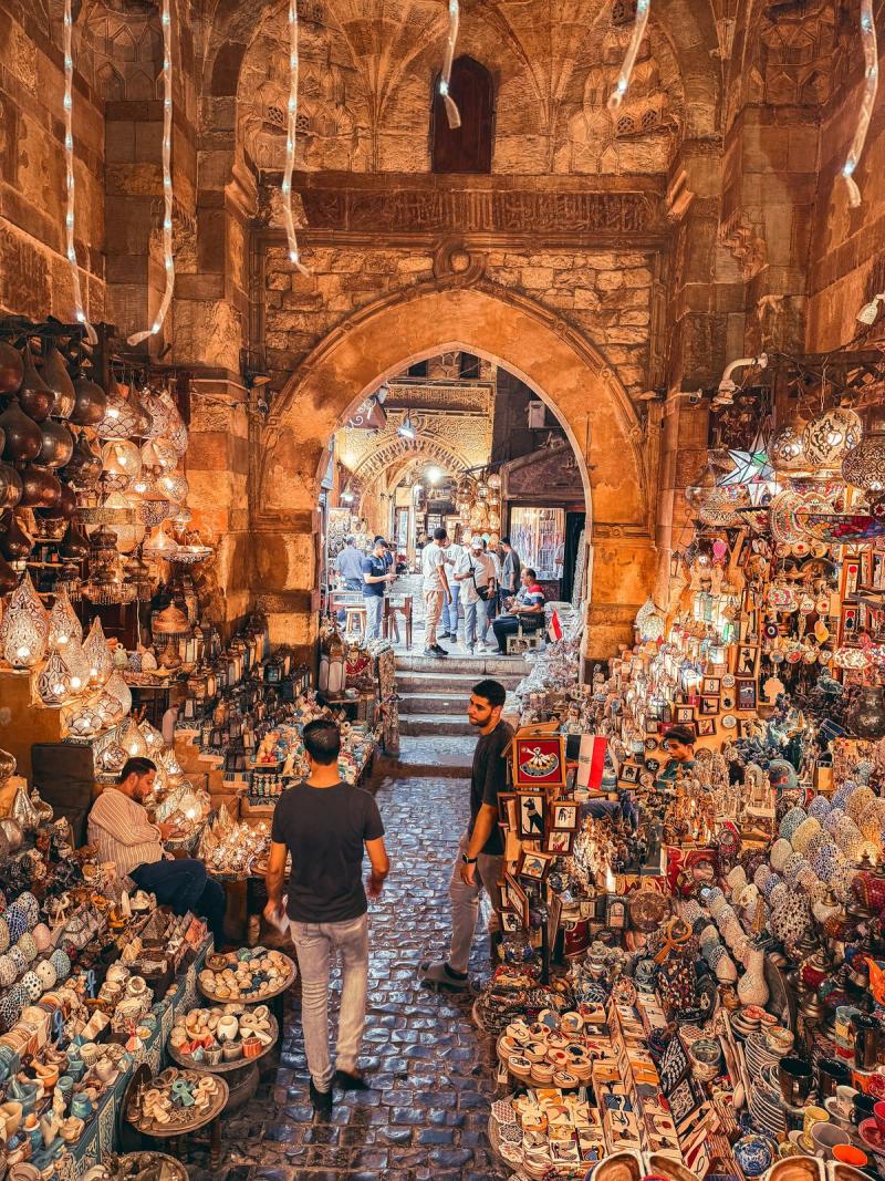 Bazarul Khan el Khalili din Cairo, Egipt, plin cu suveniruri, lămpi și comercianți locali.