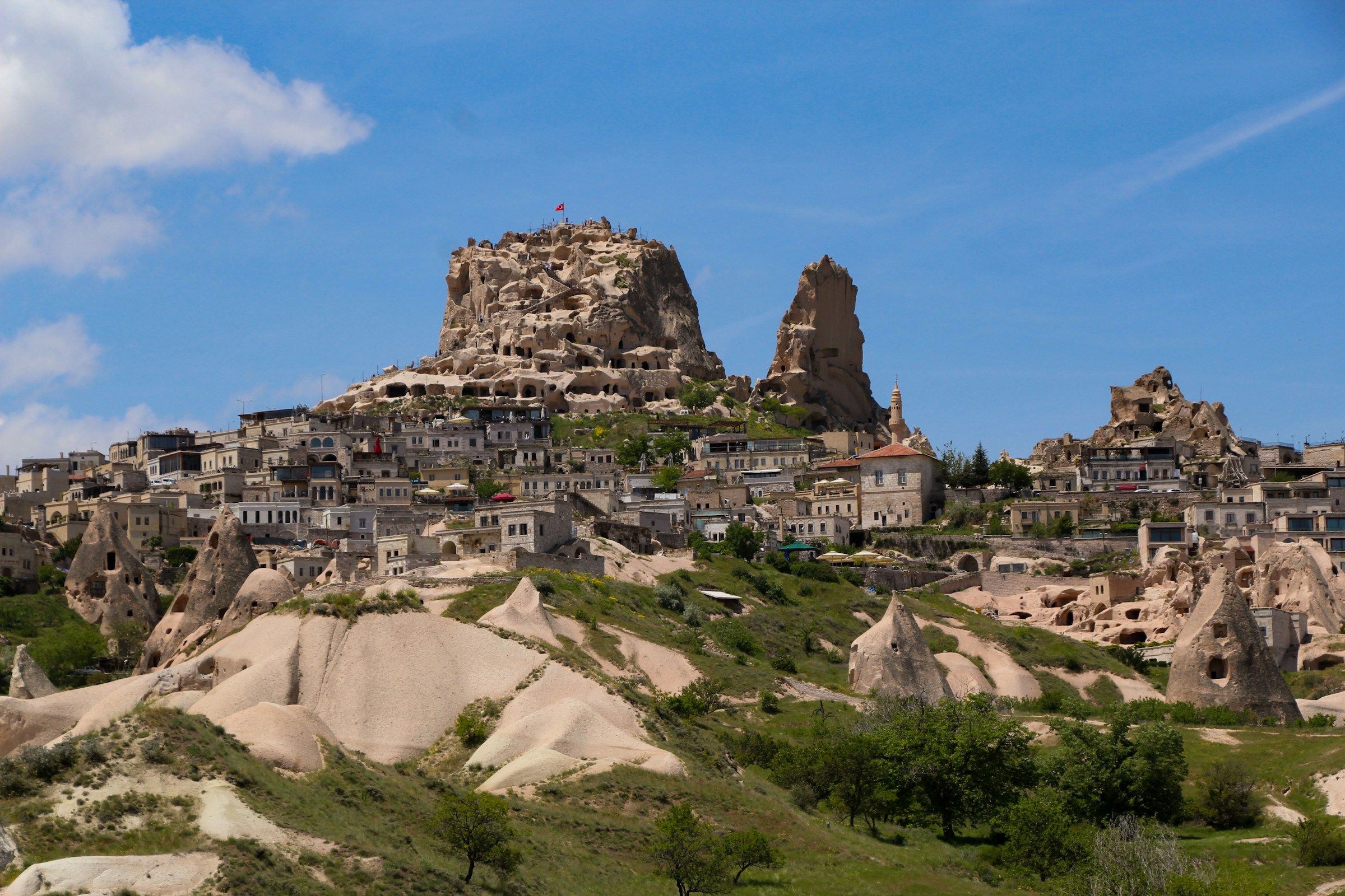Cetatea Uçhisar deasupra satului