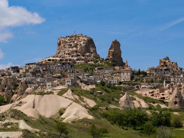 Cetatea Uçhisar deasupra satului