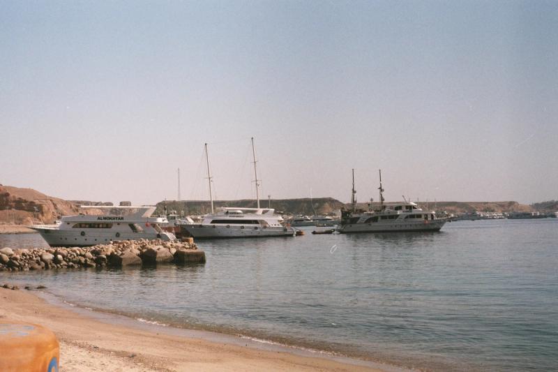 Bărci acostate în Naama Bay, Sharm El Sheikh, Egipt, lângă țărmul mării.